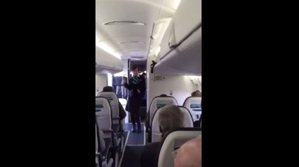 Танцующая стюардесса стала звездой YouTube (Видео)