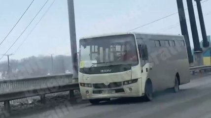 "Не, ну едет же": в Киеве обнаружили маршрутку с отваливающимся колесом (видео)