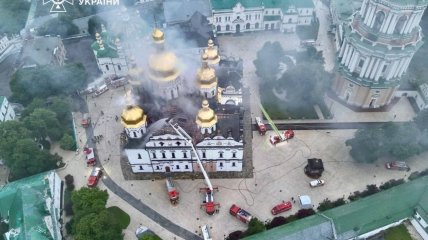Пожежа в Лаврі після удару