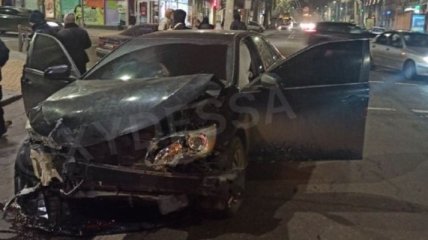 В Одессе авто на скорости протаранило другое, есть пострадавшая: видео момента ДТП