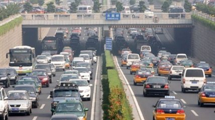 Водители вдыхают в 15 раз больше вредных выбросов, чем пешеходы