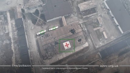 Отметка Красного Креста на здании в Мариуполе