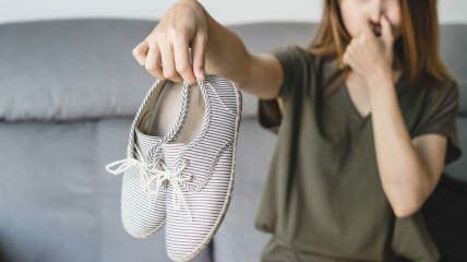 Як видалити неприємний запах із взуття