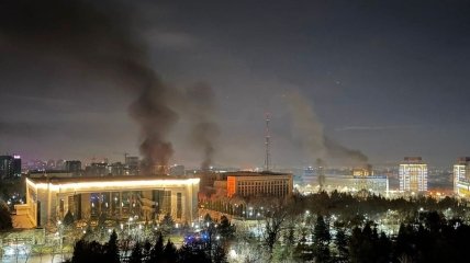 Над Алмати піднімається дим