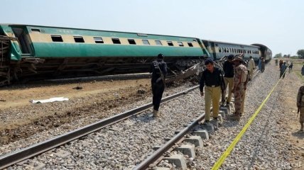 В Пакистане поезд сошел с железнодорожного пути: есть пострадавшие