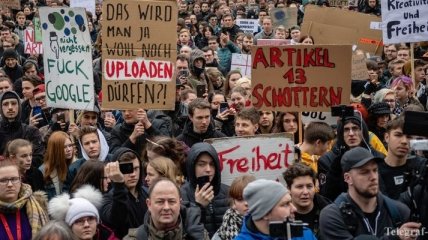 Тысячи людей в Берлине вышли на манифестацию против реформы авторских прав