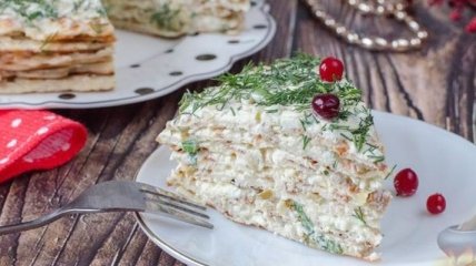 Рецепт дня: закусочный куриный торт с сыром, маринованными огурцами и оливками