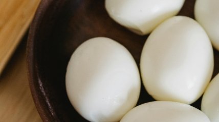 Свежие яйца трудно чистить
