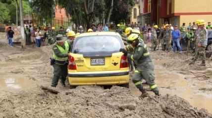 Наводнение в Колумбии: потоки воды и грязи сметали автомобили (Фото)