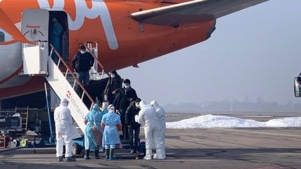 Евакуйовані українці й іноземці зійшли з борту в Харкові