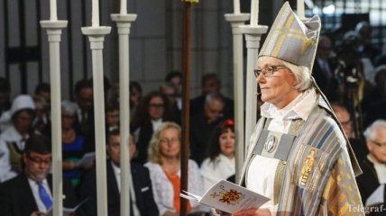 Первая женщина-епископ посвячена в высший сан священства в Швеции