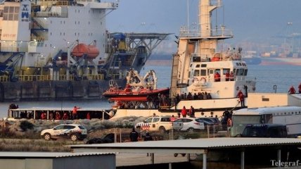 Испания приняла три сотни спасенных в Средиземном море мигрантов 