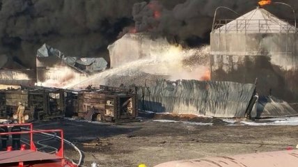 ГСЧС: На нефтебазе под Васильковом пока есть угроза взрыва