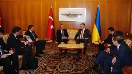 Порошенко проводит переговоры с главой МИД Турции в Стамбуле