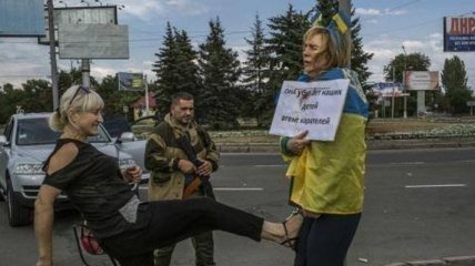 В МВД пообещали найти и наказать негодяев, издевавшихся над патриоткой в Донецке