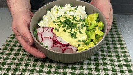 Салат из редиски и авокадо без майонеза