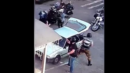 В Черкассах байкеры избили молодую пару и разнесли их автомобиль: видео с камер попало в сеть