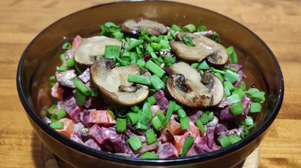 Салат из свеклы, фасоли и грибов