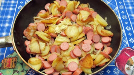 Картофель запеченный с сосисками