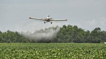 Агрофирма отравила жителей села на Тернопольщине, распыляя химикаты с самолета  