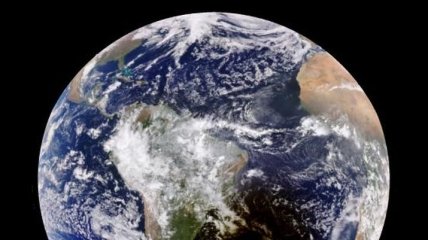 NASA показало тень Луны на Земле