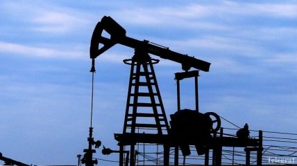 Нефть продолжает слабо дешеветь после падения накануне