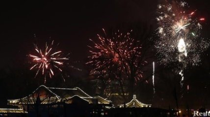 Новый год китайцы встретили фейерверками