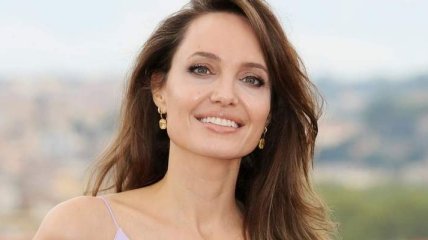 Анджелину Джоли заметили на свидании с канадским певцом