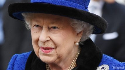 Насыщенный синий: Елизавета II появилась на светском мероприятии