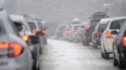 "Укравтодор" советует украинцам оставлять свои автомобили дома