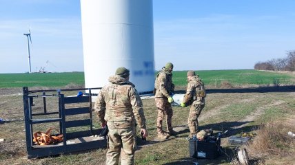 Уламки безпілотника застрягли у гвинті вітряка на Миколаївщині