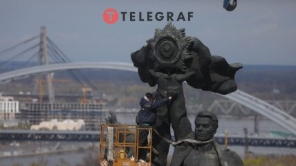 Демонтаж русско-украинского монумента в Киеве