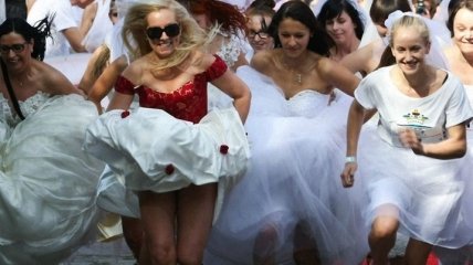 Смешная "охота" на жениха: забег в свадебных платьях