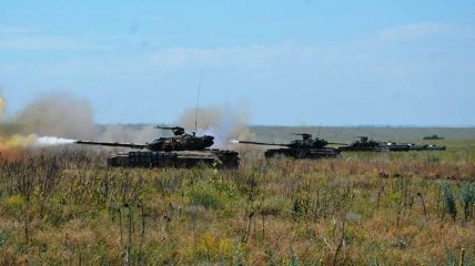 Танки и пехота: ВСУ показали учения на берегу Азовского моря