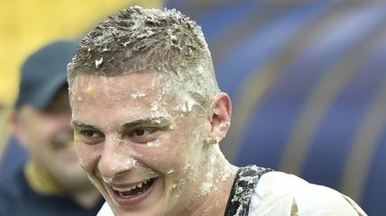 О голову футболиста сборной Украины разбили яйца, а он только посмеялся (видео)