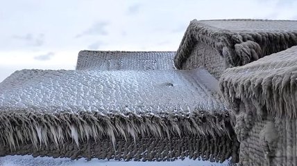 Зимний шторм: на Великих озерах непогода сковала дома льдом (Видео)