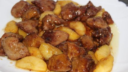 Карамелізована печінка з яблуками