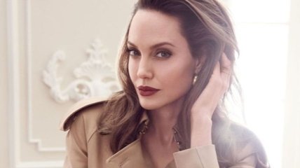 Шикарная Анджелина Джоли украсила обложку известного глянца