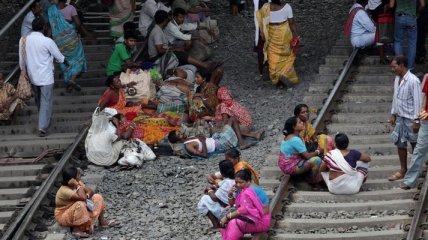 В Индии 300 тысяч человек застряли в поездах 