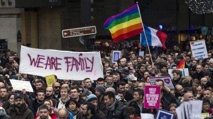 150 тыс парижан вышли на акцию в поддержку однополых браков