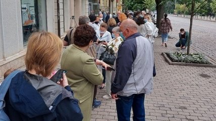 В Харькове открыли центр вакцинации от COVID-19: не обошлось без очередей и скандалов (фото, видео)