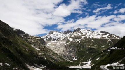 В Швейцарии самолет врезался в горный ледник в Альпах, есть жертвы