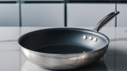 Есть действенные методы, которые помогут вернуть сковороде чистоту (изображение создано с помощью ИИ)