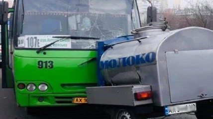 В Харькове бочка молоковоза врезалась в маршрутку: фото