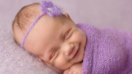 Трогательные снимки малышей, которые улыбаются во сне (Фото)