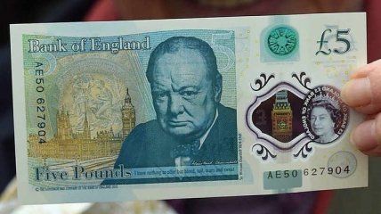 В Англии запустили в обращение первую пластиковую банкноту (Видео)