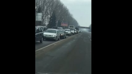 "Какой-то кошмар": сеть возмутило видео огромной пробки на въезде в Ивано-Франковск