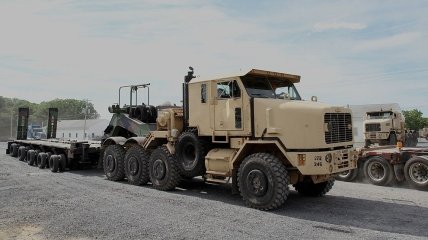 Oshkosh M1070 є дуже потужним військовим транспортером