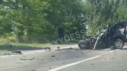 Джип смяло пополам: на трассе под Николаевом произошла жесткая тройная авария с фурой (видео)