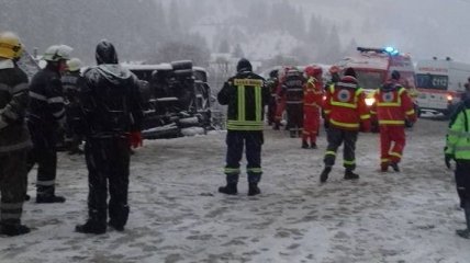 В Румынии перевернулся микроавтобус, есть погибшие и травмированные